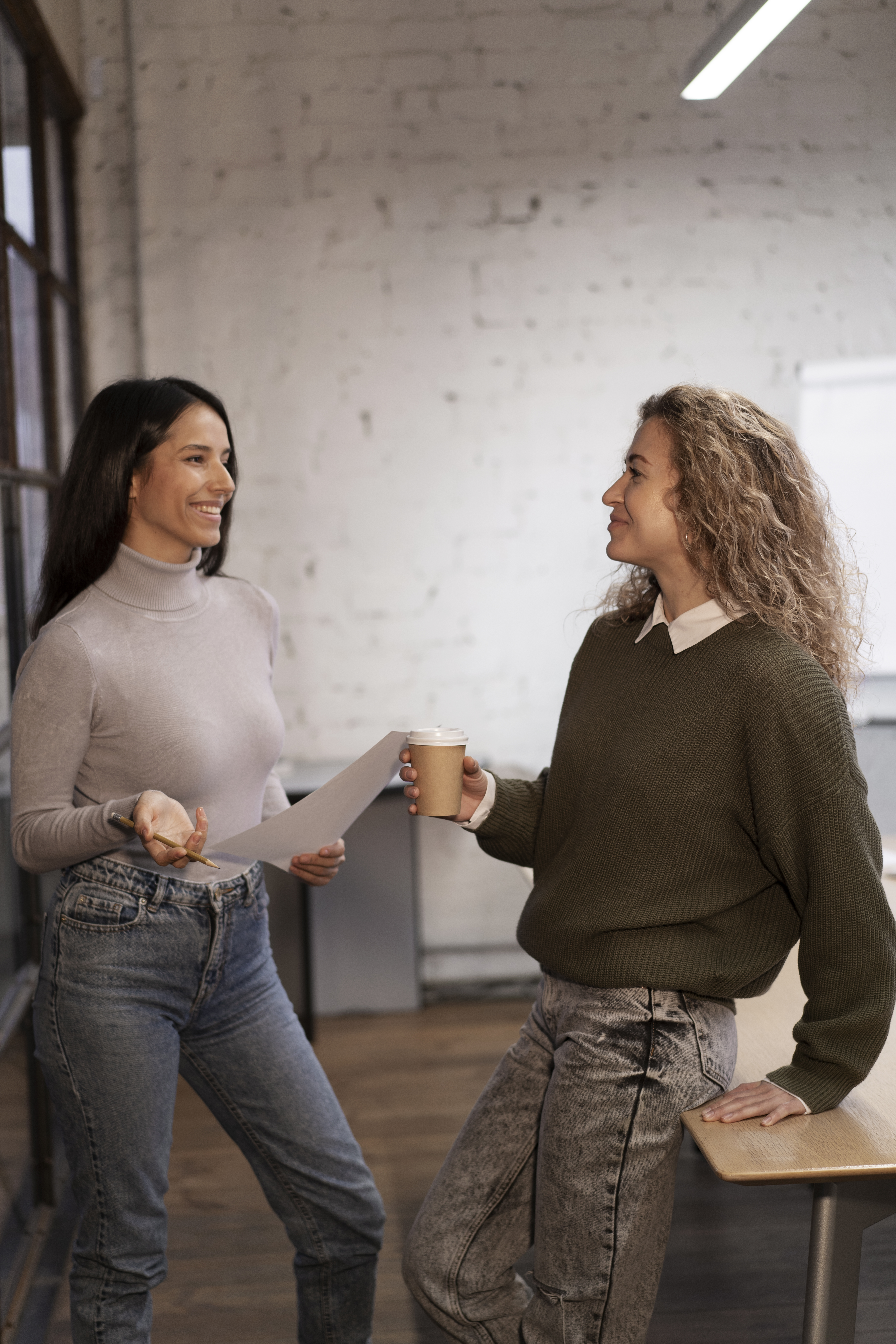 Femmes discutant ensemble, partageant leurs envies de trio