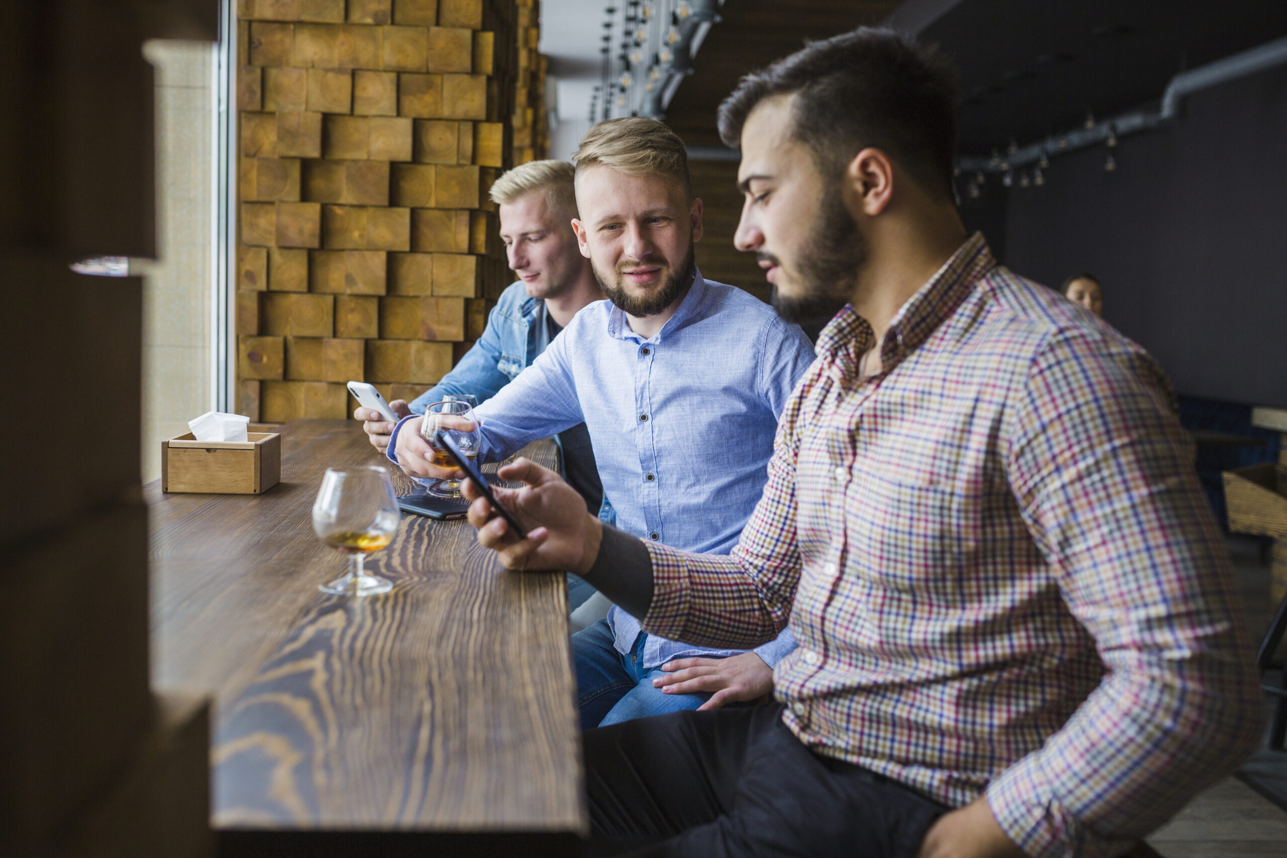 Homme seul au restaurant, prêt à rencontrer des partenaires pour trio