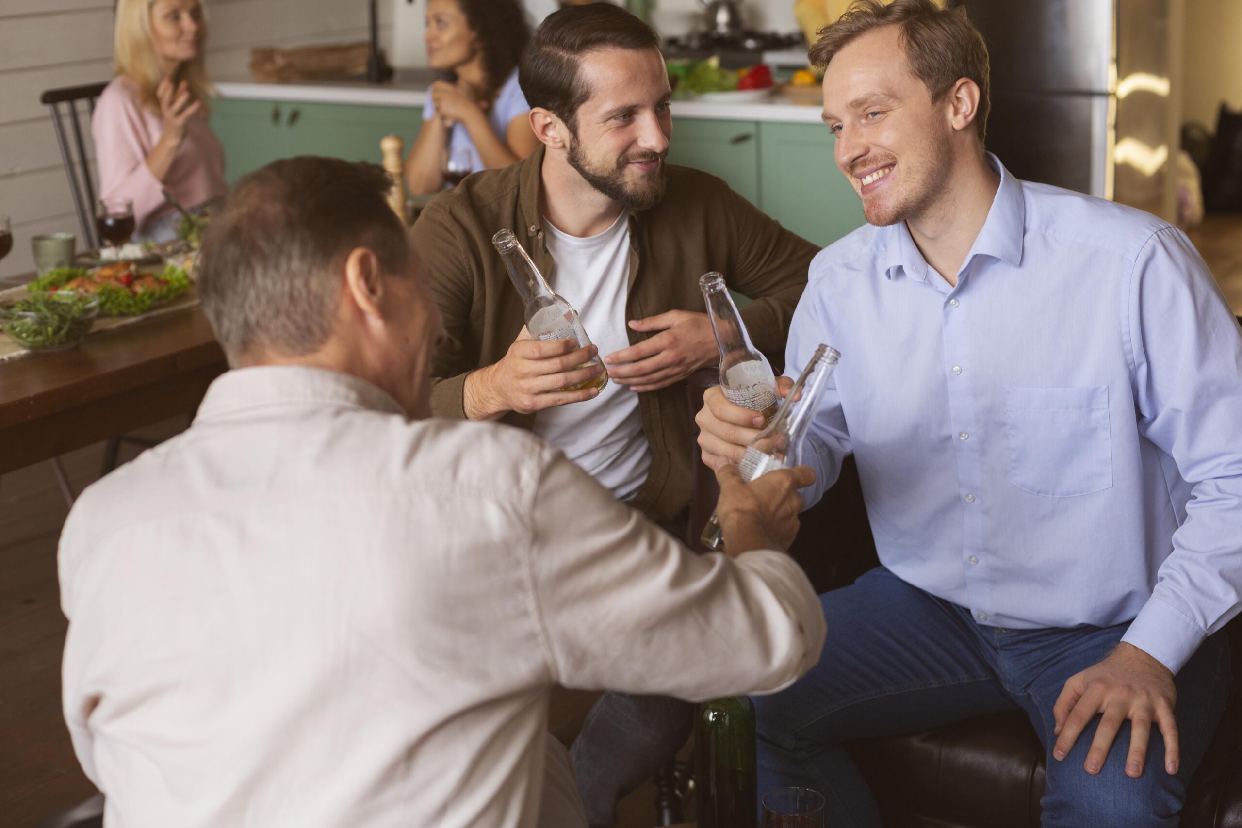 Personnes à plan moyen passant du temps ensemble - symbole de trio