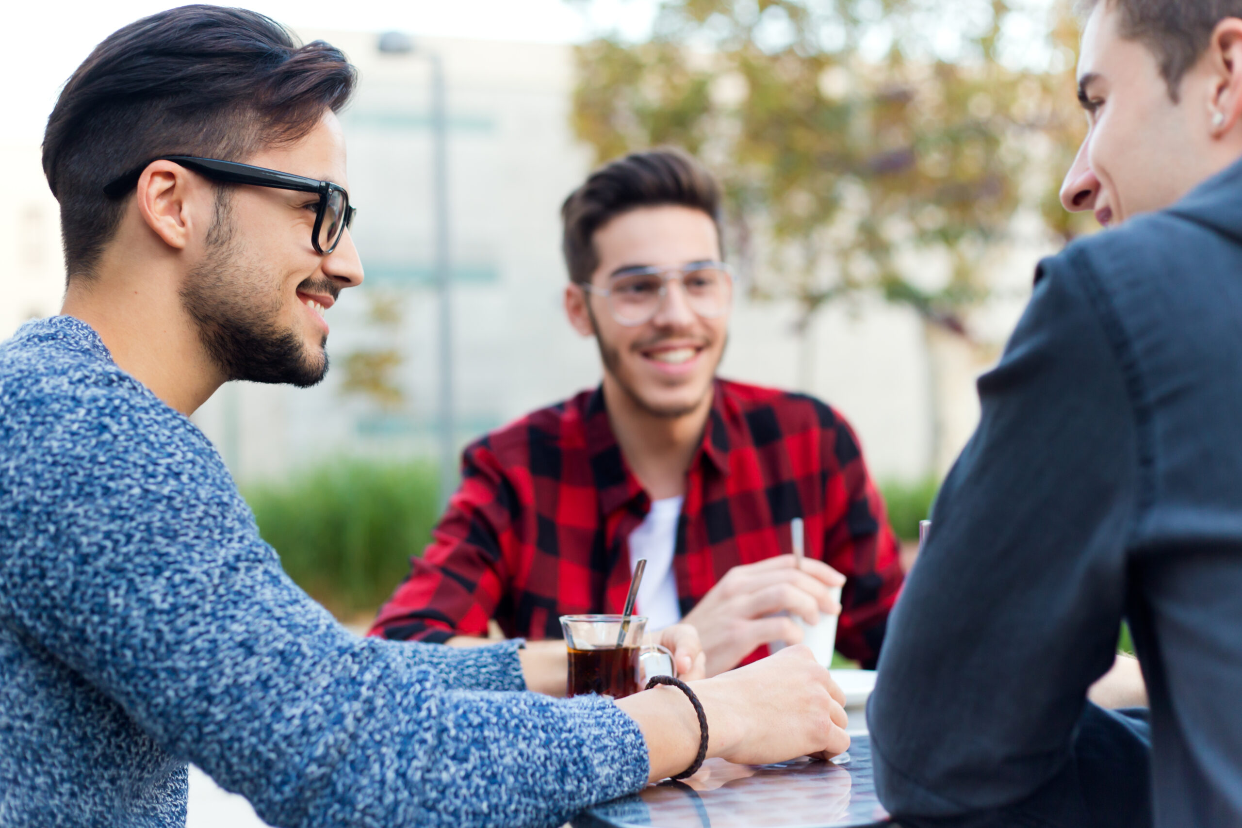 Jeune homme social à un café, symbole de confiance et d’ouverture